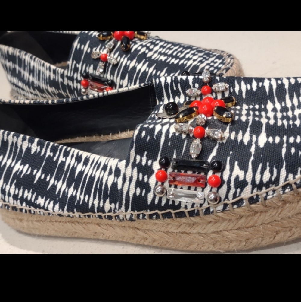 Louis Vuitton, Pre-loved Great Condition No Broken Parts.Sz81/2..